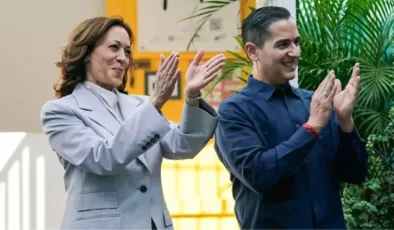 ABD Başkan Yardımcısı Kamala Harris, Porto Riko ziyaretinde tempo tuttuğu şarkının sözlerini öğrenince alkışlamayı kesti