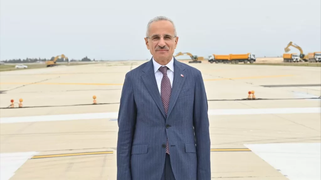 abdulkadir uraloglu mujdeyi verdi hatay havalimanina ucak seferleri cuma gunu basliyor kbX42SXj