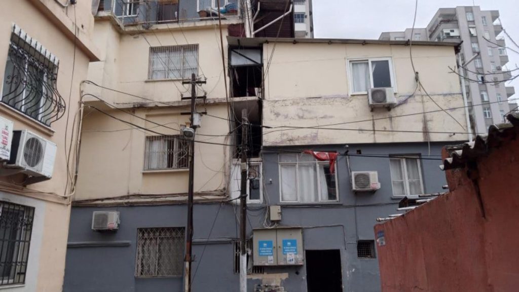 adanada oldurdukleri kisiyi ihbar ettiler olay yerine gelince yakalandilar y3PvJw2p