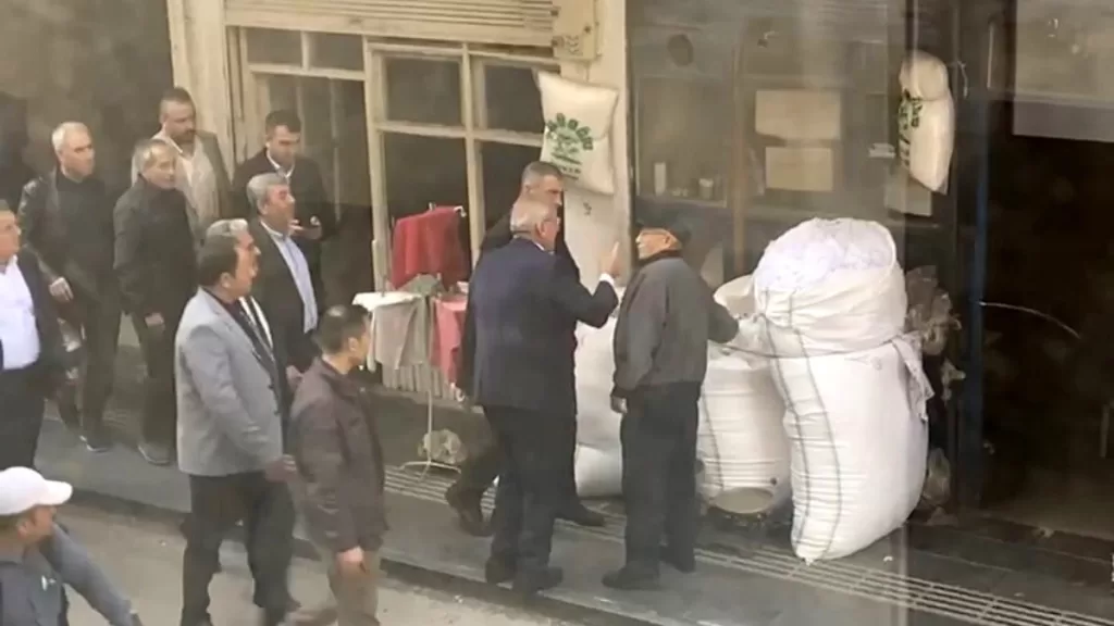 antalyada baskan adayi oy vermeyecegini soyleyen vatandasi tokatladi W4w1jnmA