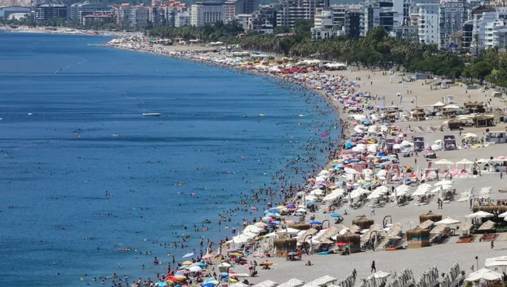 Antalya’da güneşi görenler sahile akın etti