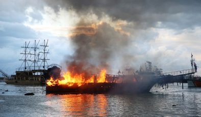 Antalya’da iki tur teknesi cayır cayır yandı