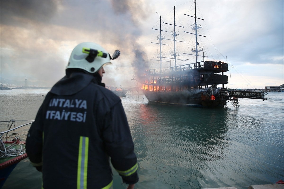 antalyada iki tur teknesi cayir cayir yandi 2 CWmNLy2M