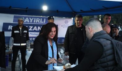 Aydın Büyükşehir Belediye Başkanı Özlem Çerçioğlu Efeler Atatürk Kent Meydanı’nda düzenlenen iftarda vatandaşlarla bir araya geldi