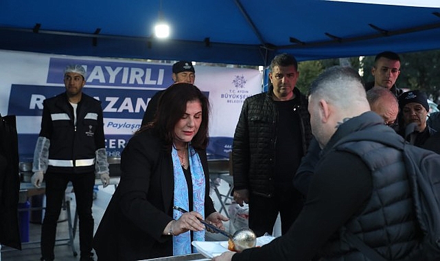 Aydın Büyükşehir Belediye Başkanı Özlem Çerçioğlu Efeler Atatürk Kent Meydanı’nda düzenlenen iftarda vatandaşlarla bir araya geldi