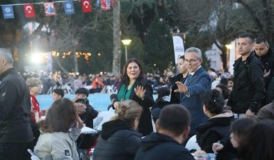 Aydın Büyükşehir Belediyesi’nin kurduğu geleneksel iftar sofraları, binlerce Aydınlıyı bir araya getirmeye devam ediyor