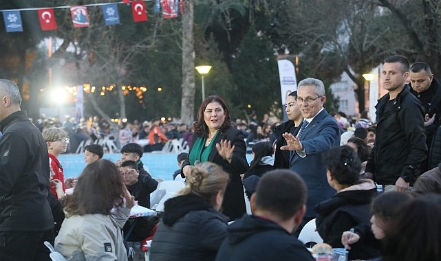 Aydın Büyükşehir Belediyesi’nin kurduğu geleneksel iftar sofraları, binlerce Aydınlıyı bir araya getirmeye devam ediyor