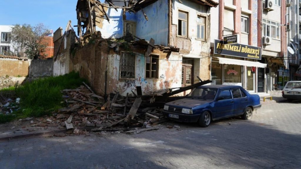 balikesirde metruk bina otomobilin uzerine coktu KAYGIxAk