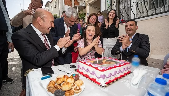 Başkan Tunç Soyer’den Dilan’a doğum günü sürprizi