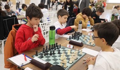 Çanakkale Şehitlerini Anma Satranç Turnuvası’na Yoğun İlgi