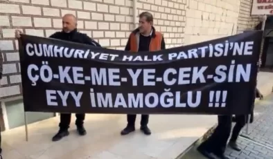 Cemevi önünde toplanan CHP’li grup Ekrem İmamoğlu’nu protesto etti