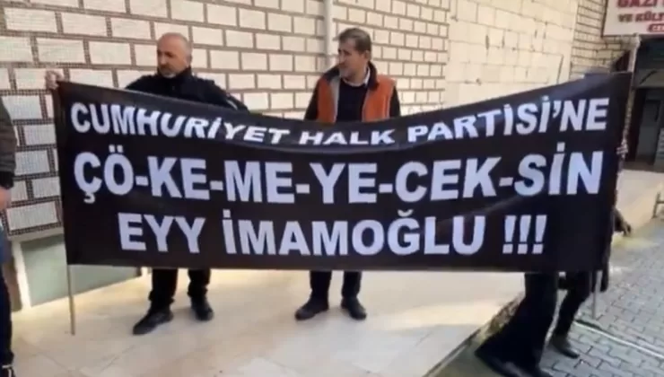 Cemevi önünde toplanan CHP’li grup Ekrem İmamoğlu’nu protesto etti