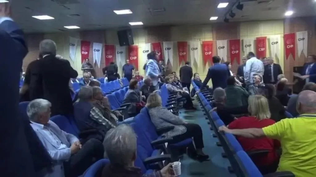 chp bartin belediye baskan adayi riza yalcinkaya tartistigi kisiye bardak firlatti d2aPyqD7