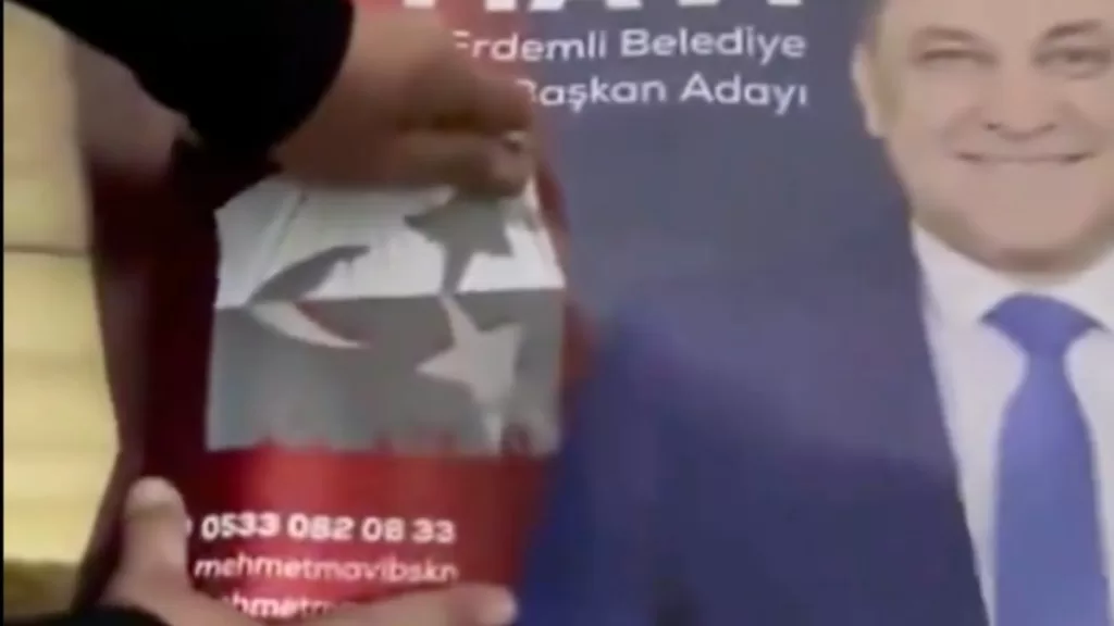 chp erdemli belediye baskan adayi mehmet mavi afislerinde turk bayragini kapatti hWe5D4LZ