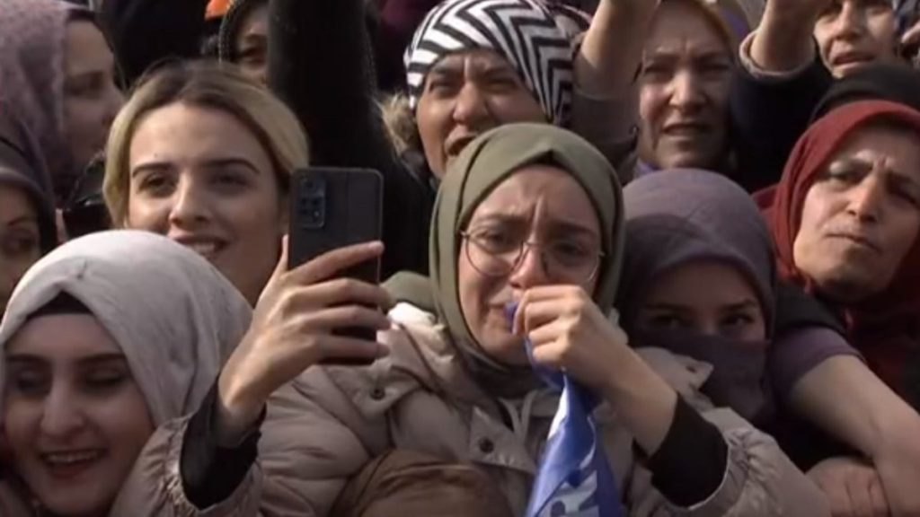 cumhurbaskani erdogan konusmasinda aglayan genc kizi teselli etti sFLgLXAI