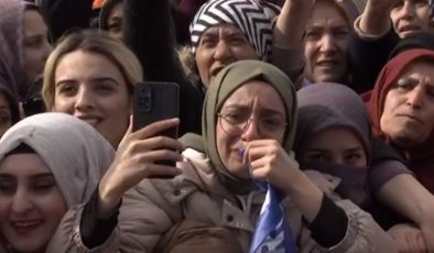 Cumhurbaşkanı Erdoğan, konuşmasında ağlayan genç kızı teselli etti