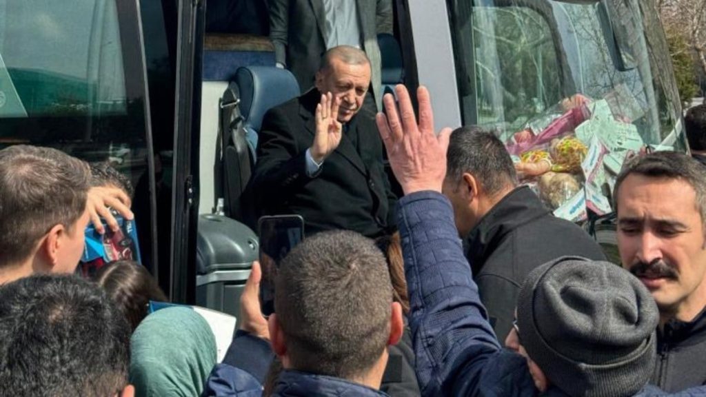 cumhurbaskani erdogan konyada cocuklara hediye dagitti hwS7twQH