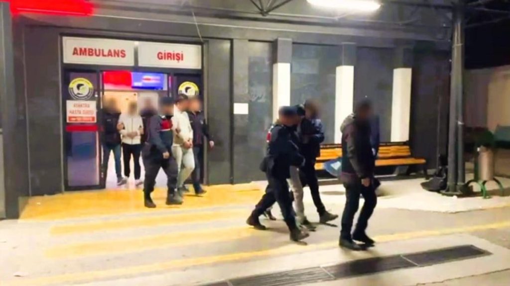 denizlide jandarma yalaniyla yasli kadini 900 bin lira dolandirdilar 4qcxlAZb