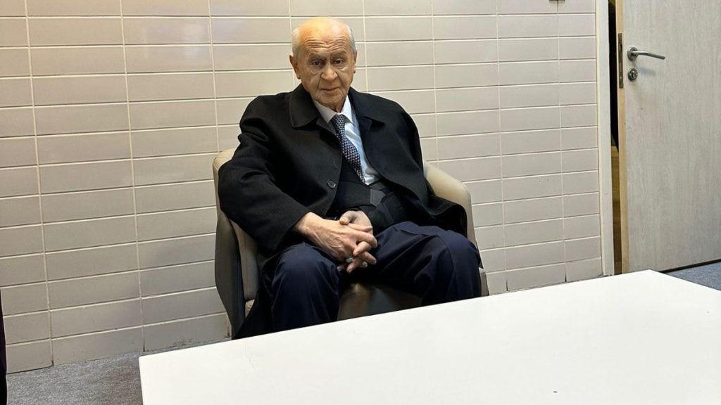 devlet bahceli mhpnin buyuk kurultayi oncesi talihsiz bir kaza gecirdi SU3WN8MZ