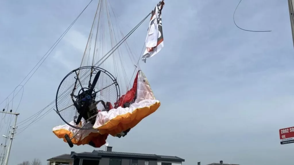duzcede baskan adayinin tanitimini yapan paramotor tellere takildi pilot yaralandi 7hcHzYpp