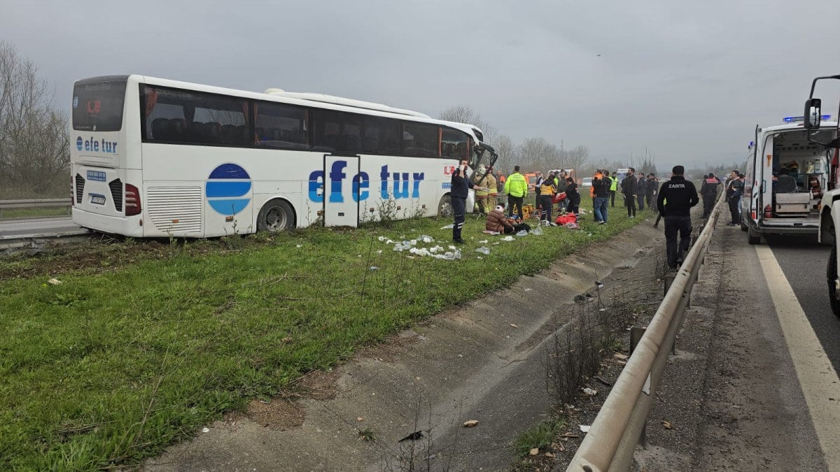 duzcede yolcu otobusu kaza yapti 17 kisi yaralandi 2 QrhOZ43F