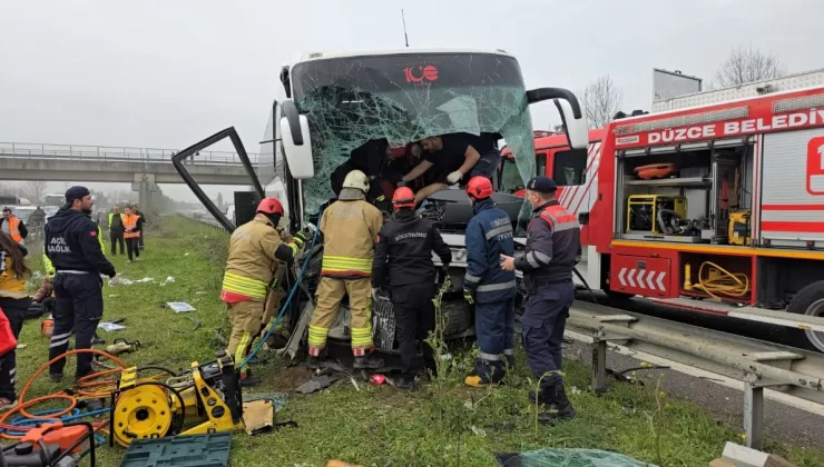 Düzce’de yolcu otobüsü kaza yaptı: 17 kişi yaralandı