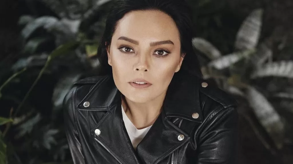 ebru gundesten sasirtan paylasim sosyal medyadan adeta yorum yagiyor ZlWrxnsp
