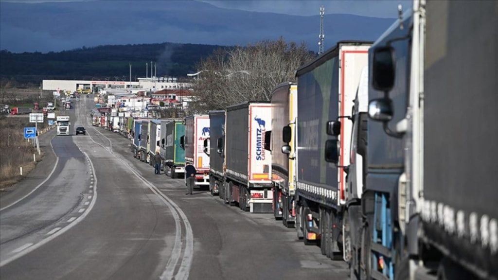 edirne hamzabeyli sinir kapisinda 15 kilometrelik tir kuyrugu olustu c3eC2rDz