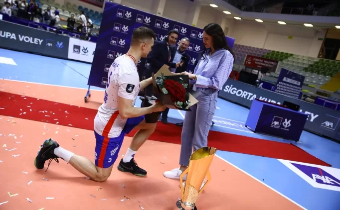 erkekler kupa voley finalinin akabinde surpriz evlilik teklifi cn6Sf9W2 jpg