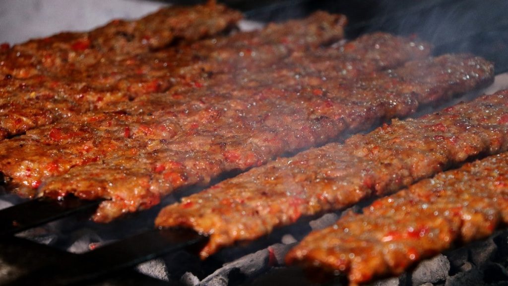 esnafin yuzu ramazanda guldu adanalilar oruclarini kebap ile aciyor gPQ37ZTN