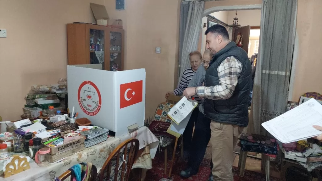 hasta ve engelliler vatandaslar seyyar sandiklarda oylarini kullandi AuHzZyvI