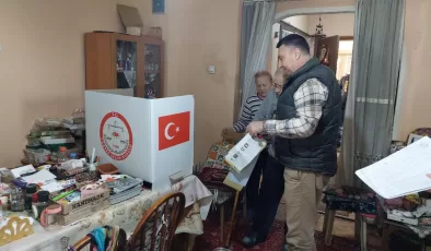 Hasta ve engelliler vatandaşlar, seyyar sandıklarda oylarını kullandı