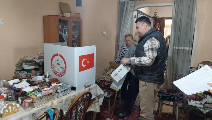 Hasta ve engelliler vatandaşlar, seyyar sandıklarda oylarını kullandı