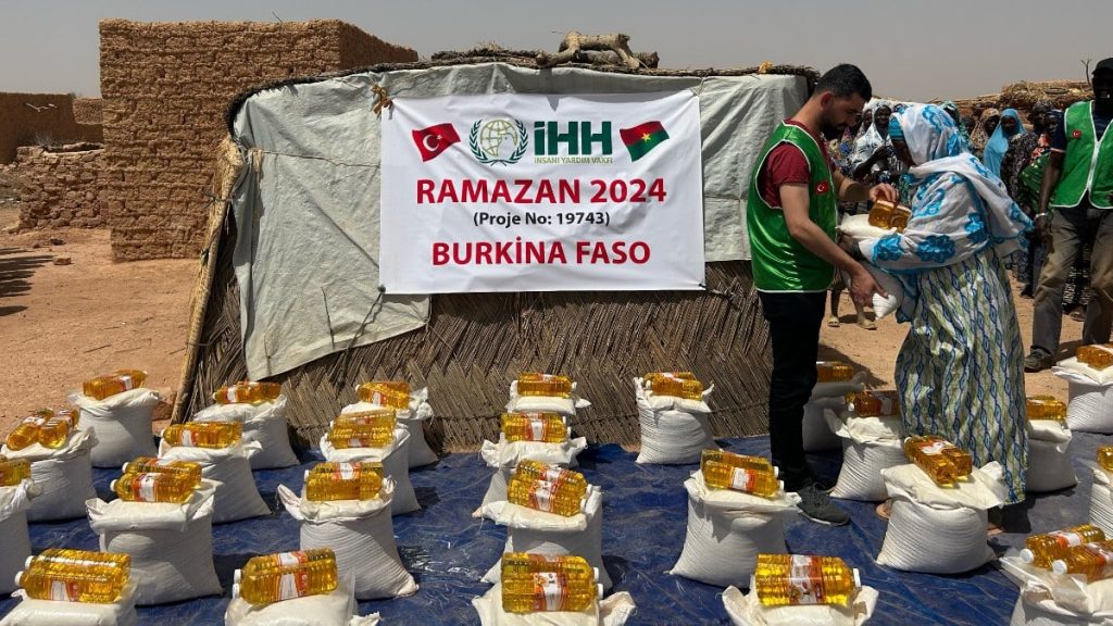 ihhdan afrikaya uzanan yardim eli ramazanin ilk haftasinda burkina fasoda yardimlar yapildi FGYsMYkC