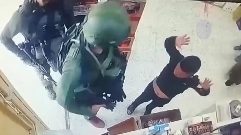 israil askeri markette alisveris yapan kucuk cocugu once soydu sonra darbetti 5Fa1ZmAm