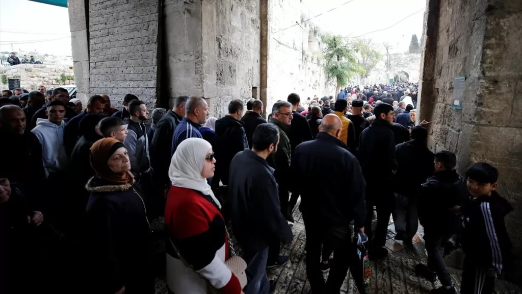 israil engeline ragmen 120 bin filistinli cuma namazini mescid i aksada kildi zhIjZIJp