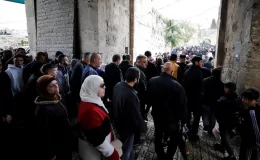 İsrail engeline rağmen 120 bin Filistinli cuma namazını Mescid-i Aksa’da kıldı