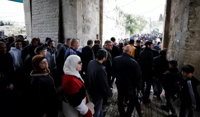 İsrail engeline rağmen 120 bin Filistinli cuma namazını Mescid-i Aksa’da kıldı