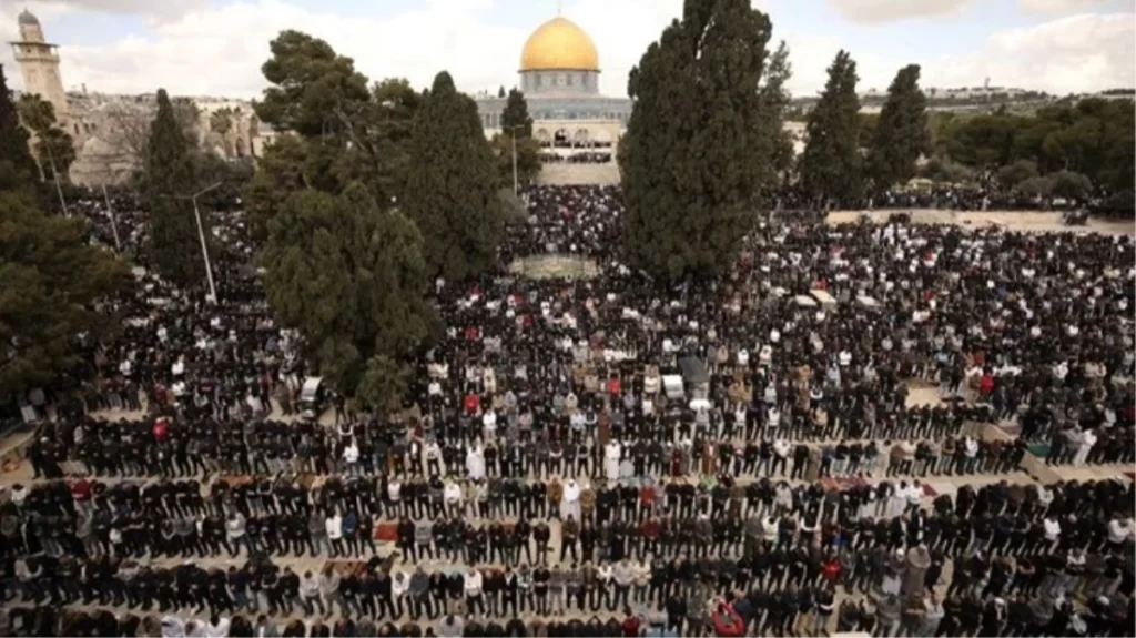 israilin engellemelerine ragmen 80 bin filistinli ramazan ayinin ilk cuma namazini mescid i aksada kildi XheAa3Kd