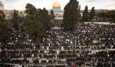 İsrail’in engellemelerine rağmen 80 bin Filistinli, ramazan ayının ilk cuma namazını Mescid-i Aksa’da kıldı
