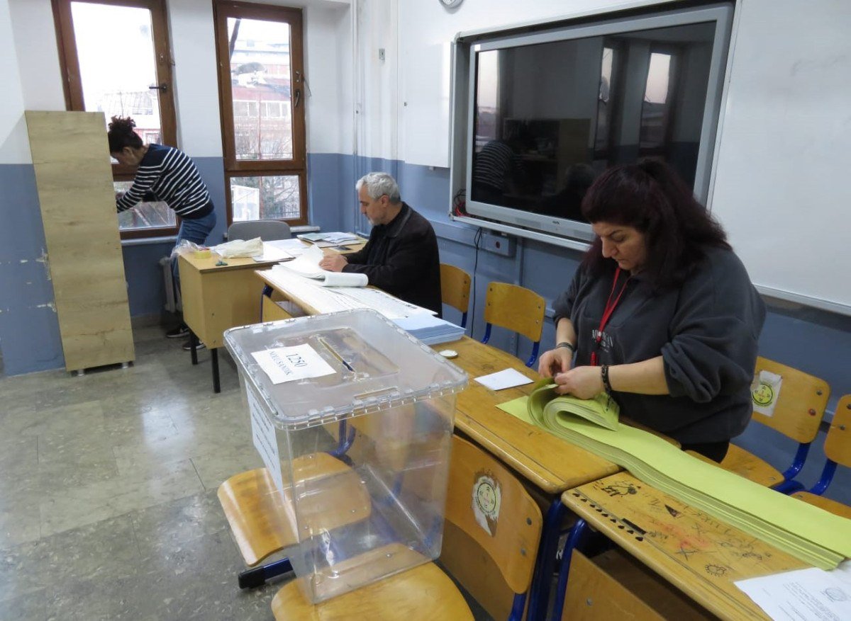 istanbulda gorevliler sandik yemini ederek goreve basladi 0 XkLVVnv7