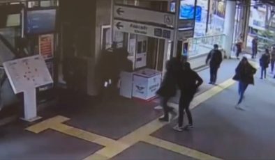 İstanbul’da Marmaray istasyonunda kadın güvenliğe bıçaklı saldırı! O anlar…