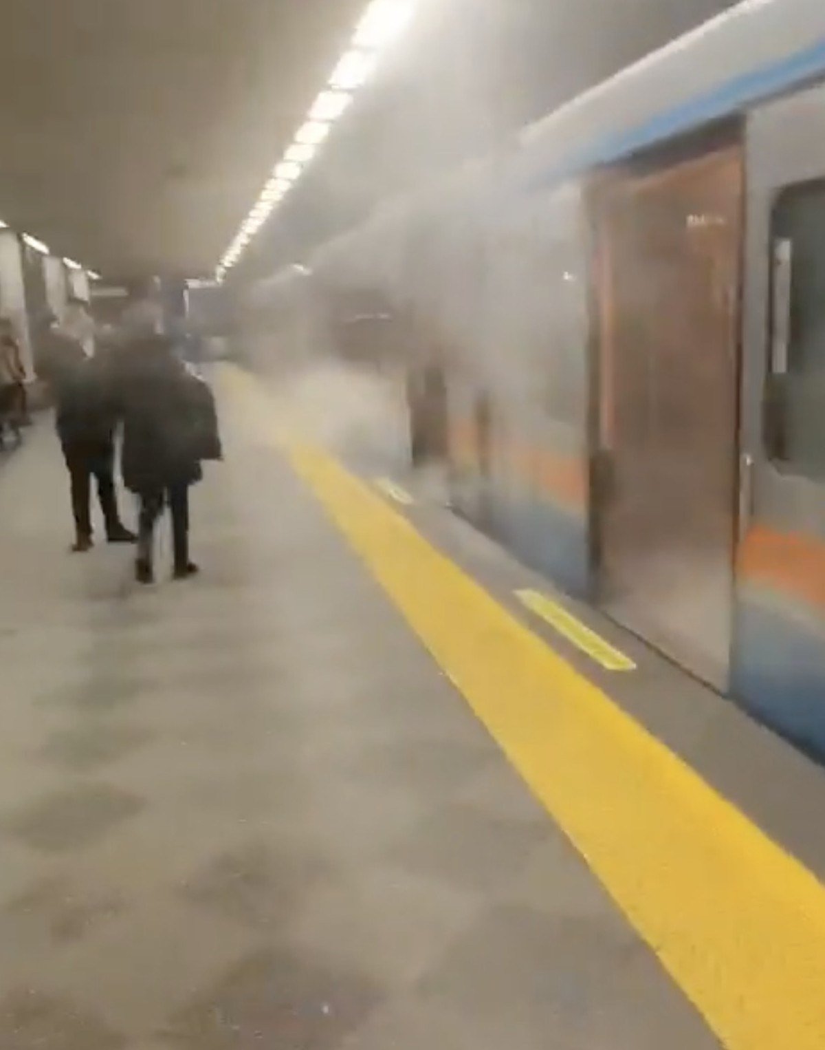 istanbulda siradan bir gun iett otobusu ve metrodan dumanlar yukseldi 0 R6n3LnhF