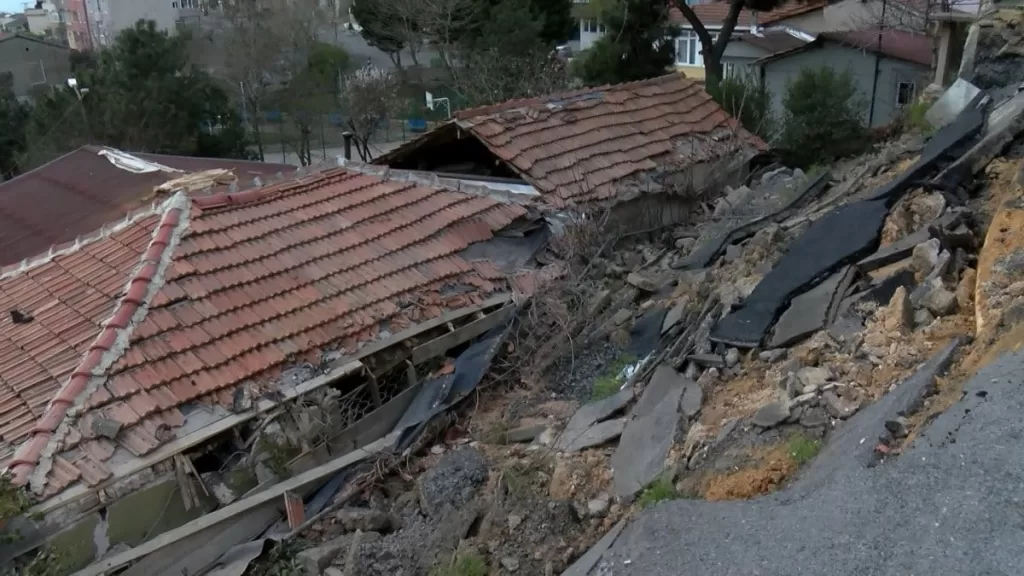 istanbulda yol coktu gecekondular hasar buyuk gordu ksdmtI57