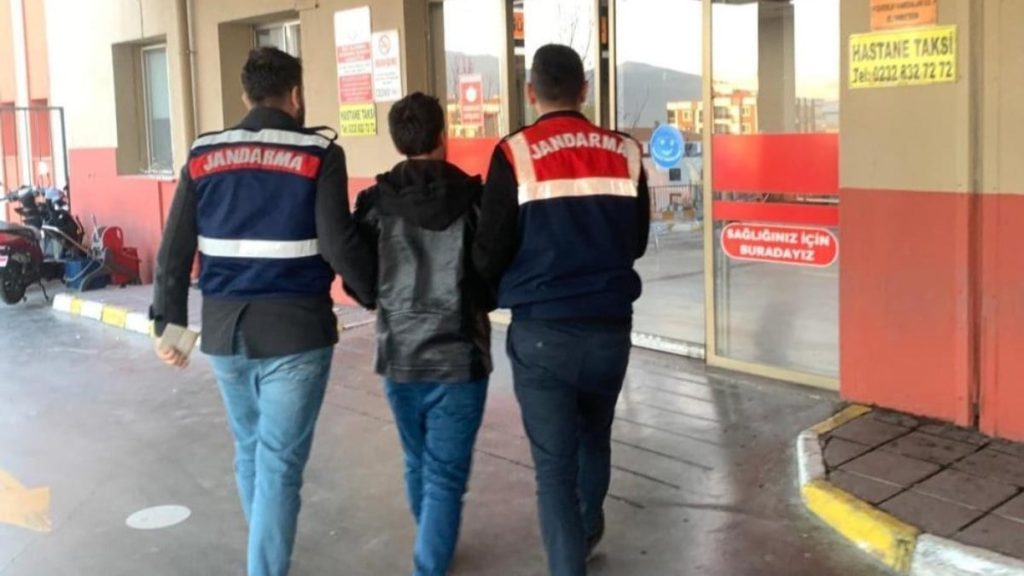 izmirde mit destekli teror operasyonu 5 pkkli yakalandi evkqsjEa