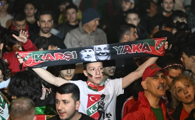 İzmir’de taraftarlar Karşıyaka Stadı için miting yaptı