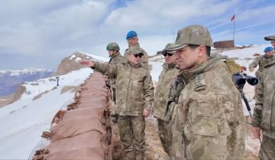 Kara Kuvvetleri Komutanı Orgeneral Bayraktaroğlu, Irak sınırında denetleme yaptı