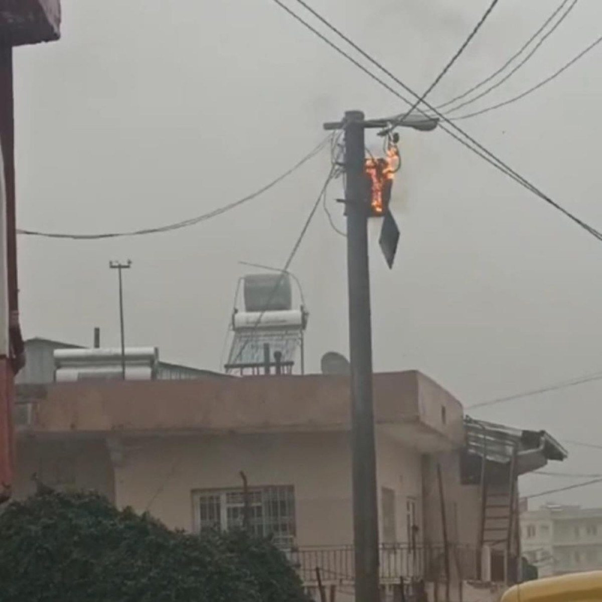 mardinde elektrik sayaclarinin icinde oldugu otomasyon panosu yandi 0 2YqAr8PP