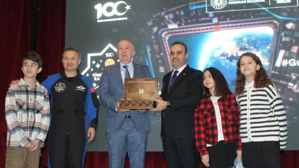 mehmet fatih kacir ve alper gezeravci kahramanmarasta genclerle bulustu fU5ubXmx