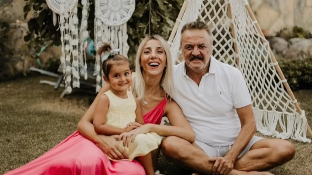 mesut akustanin 7 yillik evliligi bitti ayrilik sonrasi esinden ilk paylasim cok sevdim WXekDXET